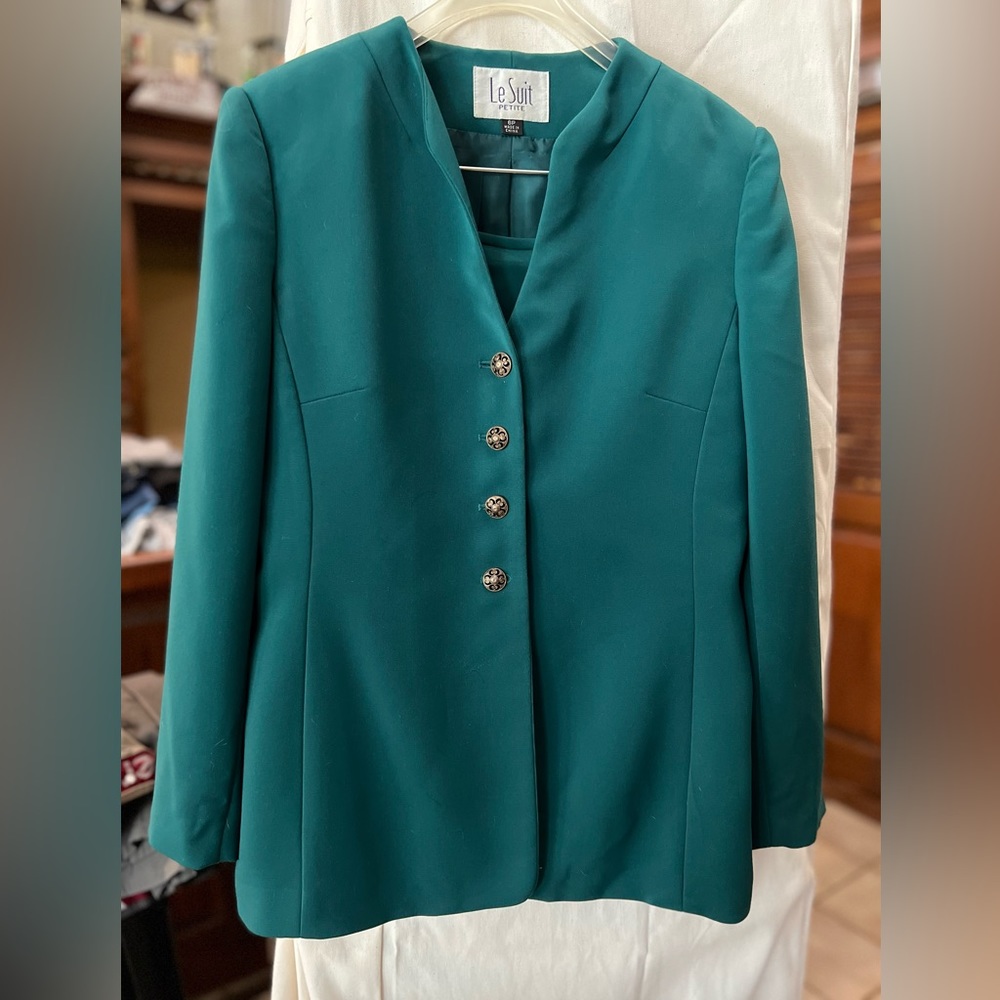 Women’s 2 piece dress suit. LE Suit petite Size 6P